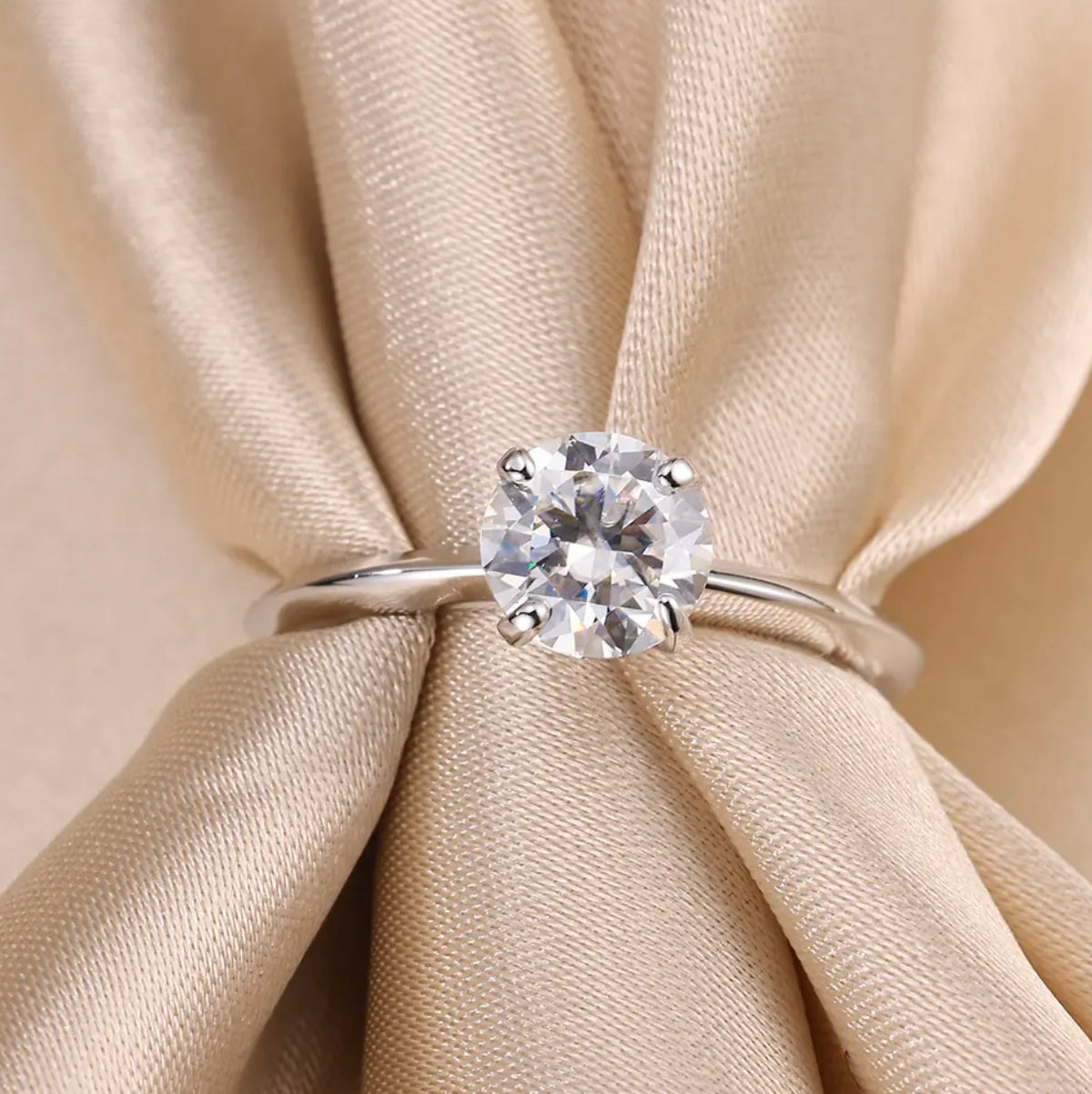 1 Carat Moissanite Round Cut Four-prong Setting Ring