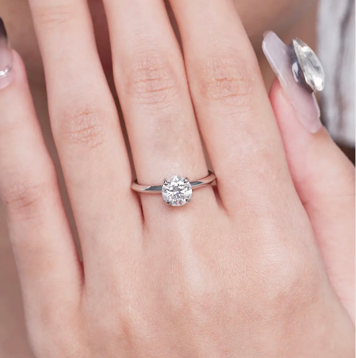 1 Carat Moissanite Round Cut Four-prong Setting Ring